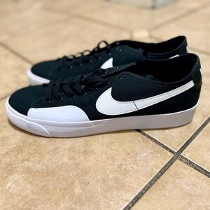 Nike Men’s Black and White Low-Top Canvas Sneakers
